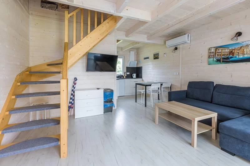 Wnętrze domku - salon z aneksem kuchennym