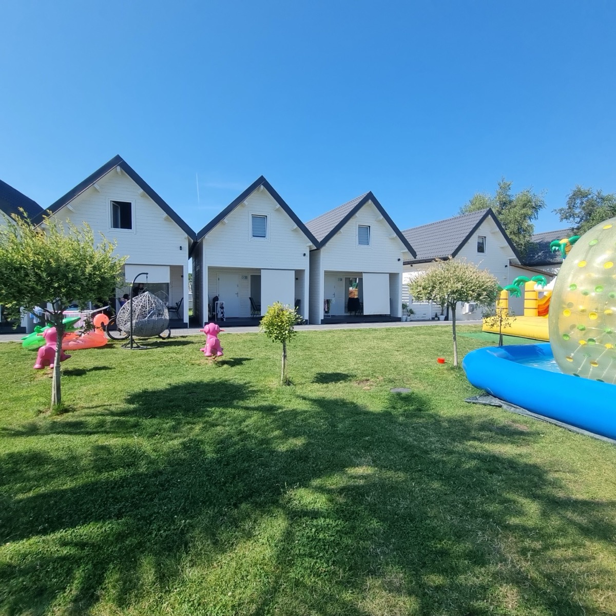 Teren ośrodka Morze nad Morze w Dąbkach - domki letniskowe